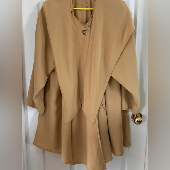 HILARY RADLEY ⭐️ [NWOT]Asymetrical, Camel, Trench Coat//Cape.  ||Rare Piece|| 🩶 - Picture 2 of 6
